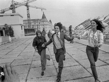 Françoise Lebrun, Jean-Pierre Léaud y Bernadette Lafont, intérpretes de 'La mamá y la puta', corren durante el Festival de Cannes de 1973.