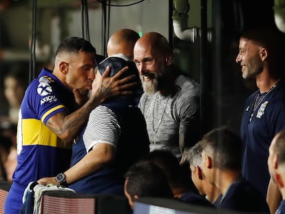 Tévez y Maradona se besan tras el triunfo de Boca, este domingo en La Bombonera.