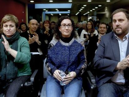 El presidente de ERC, Oriol Junqueras (d), y la portavoz Anna Simó (i), aplauden a la secretaria general del partido, Marta Rovira (c), tras su intervención ante el Consell Nacional de la formación nacionalista.