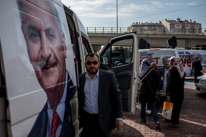 Los controvertidos cambios buscan reemplazar el sistema parlamentario y pasar a un sistema presidencial, que daría al presidente Recep Tayyip Erdogan autoridad ejecutiva. En la imagen, un conductor espera frente a un camión a favor del 'Evet' (Sí) antes de iniciar la campaña, el 1 de abril de 2017 en Konya (Turquía).