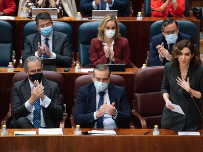 El consejero de Educación, Enrique Ossorio; el consejero de Presidencia, Justicia e Interior, Enrique López y la presidenta de la Comunidad de Madrid, Isabel Díaz Ayuso.