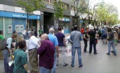 Escrache frente a la casa de Carlos Floriano en Cáceres.