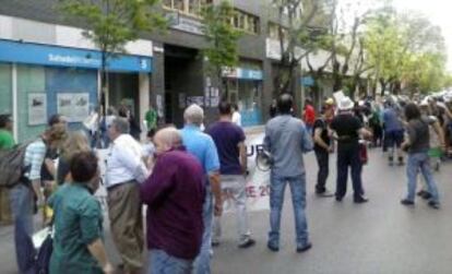 Escrache frente a la casa de Carlos Floriano en C&aacute;ceres. 