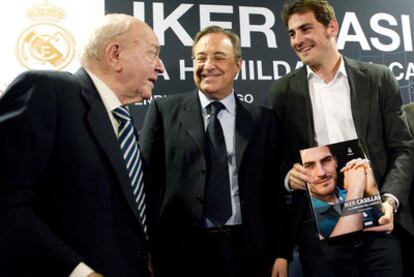Casillas, con su libro, junto a Alfredo Di Stéfano y Florentino Pérez.