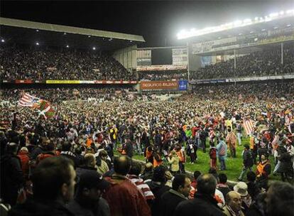 El público bilbaíno salta al campo de San Mamés para celebrar con su equipo el pase a la final de Copa