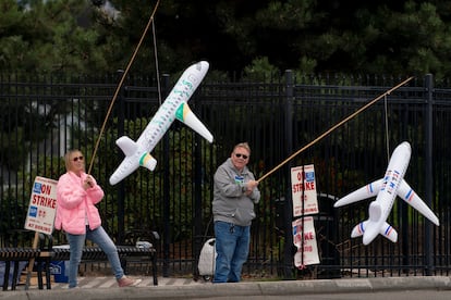 Piquetes de la huelga de Boeing en sus instalaciones de Renton (Washington).