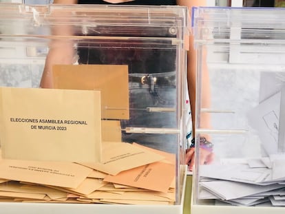 Urnas en un colegio electoral el 28-M en la región de Murcia.