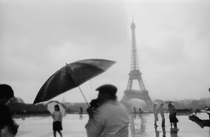 Ambiente en la plaza del Trocadero con la torre Eiffel en el horizonte un lluvioso día de 1984.