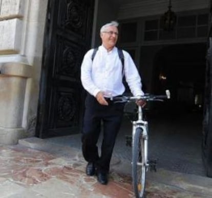 Joan Ribó con su bicicleta entrando al Ayuntamiento de Valencia.
