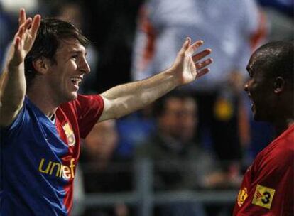 Messi y Eto'o celebran el gol del delantero argentino, el primero del Barça ayer en Huelva.