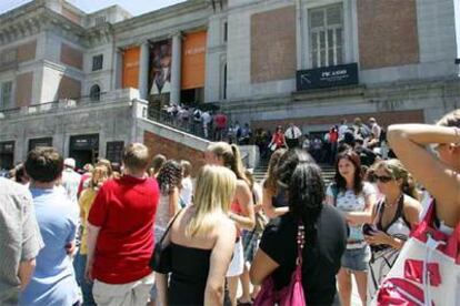 Cola en el exterior del Museo del Prado, ayer a mediodía, para entrar a la exposición <i>Picasso. Tradición y vanguardia.</i>