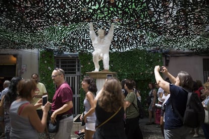 Decorados con motivos de los dioses griegos engalanan la travesía de Sant Antoni en el barrio de Gràcia.