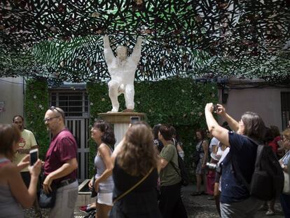 Decorados con motivos de los dioses griegos engalanan la travesía de Sant Antoni en el barrio de Gràcia. 