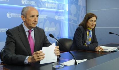 Los consejeros Josu Erkoreka y de Educación Cristina Uriarte