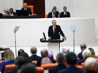 El presidente de Turquía, Recep Tayyip Erdogan, se dirige a los miembros del Parlamento durante la sesión de reapertura tras el receso de verano en Ankara (Turquía) este domingo.