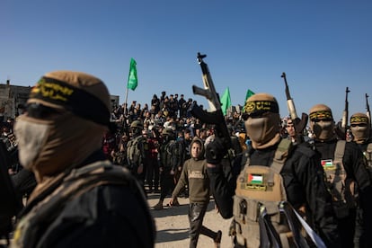 Civiles y militares palestinos reunidos en Jan Yunis para la liberación de rehenes de este jueves.