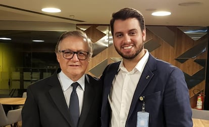 Ricardo Vélez-Rodriguez ao lado de Filipe Martins, secretário de assuntos internacionais do PSL, em foto postada pelo último.