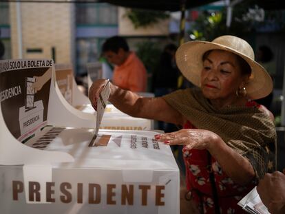 Una mujer vota en Xochimilco, Ciudad de México.