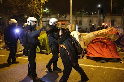 El cos policial ha fet almenys dues detencions en una actuaci que ha generat moments de tensi entre els agents i els joves acampats. A la imatge, un dels joves acampats increpa agents de la Gurdia Urbana.