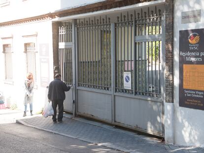 Puerta de entrada a la Residencia Santísima Virgen y San Celedonio, en Madrid, donde han fallecido 23 personas con Covid-19.