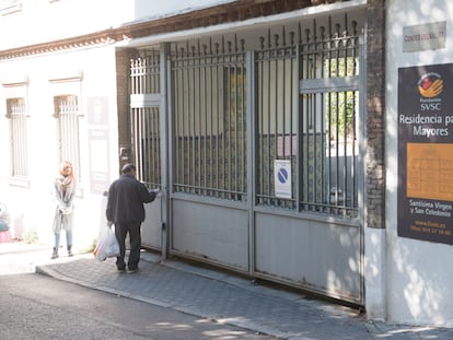 Puerta de entrada a la Residencia Santísima Virgen y San Celedonio, en Madrid, donde han fallecido 23 personas con Covid-19.