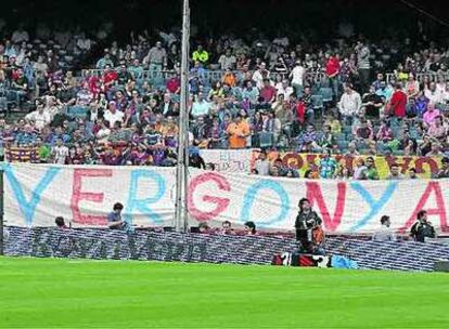 Pancarta instalada en el Camp Nou antes del inicio del partido contra el Betis