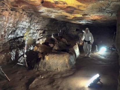 Rodaje del documental El maestro en Altamira en el interior de la cueva.