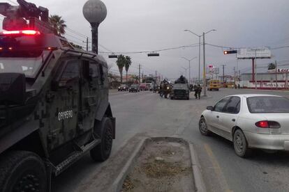 Un convoy militar avanza por una avenido donde ocurri&oacute; un enfrentamiento entre bandas en Reynosa. 