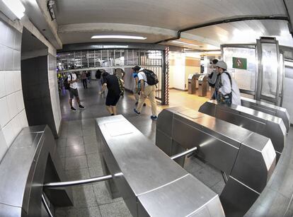 Pasajeros del metro de Buenos Aires abandonan una estaci&oacute;n en el inicio de la huelga.