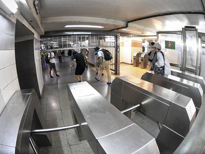 Pasajeros del metro de Buenos Aires abandonan una estaci&oacute;n en el inicio de la huelga.
