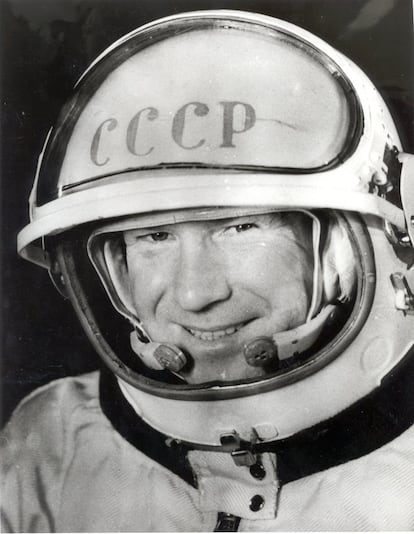 El soviético Alexéi Leonov fue el primero en realizar una caminata espacial, el 18 de marzo de 1965. El astronauta estuvo fuera de la Voskhod 2 durante 12 minutos y nueve segundos unido a la nave por una correa de 5,35 metros. Al final de la caminata, el traje espacial se había hinchado tanto que no podía volver a entrar en la esclusa de aire. Finalmente lo consiguió abriendo una válvula para que la presión del traje descendiera.  
