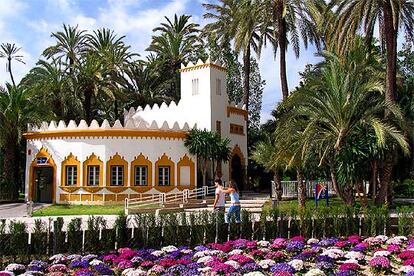 Entrada al parque municipal de Elche (con el edificio que acoge la oficina de información turística de la ciudad).