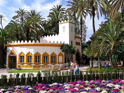 Entrada al parque municipal de Elche (con el edificio que acoge la oficina de información turística de la ciudad).