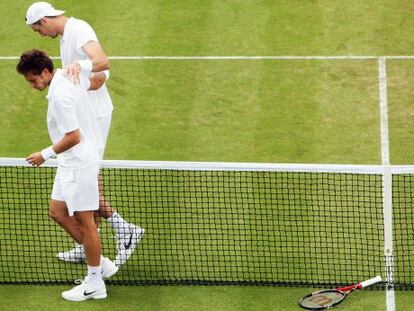 Isner y Mahut, en Wimbledon 2010, tras el partido más largo de la historia