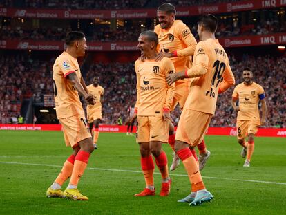 Los jugadores del Atlético celebran el gol de Griezmann ante el Athletic en San Mamés este sábado.