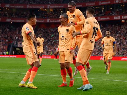 Los jugadores del Atlético celebran el gol de Griezmann.