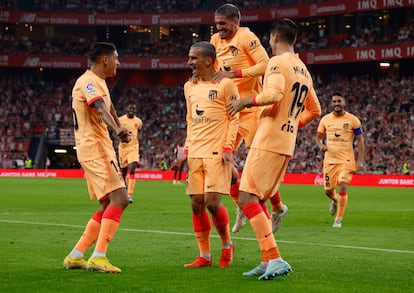 Los jugadores del Atlético celebran el gol de Griezmann.