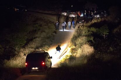 El coche fúnebre entrando en Lugar donde aparecieron los cuerpos de las jóvenes desaparecidas en Cuenca.