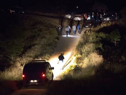 El coche f&uacute;nebre entrando en Lugar donde aparecieron los cuerpos de las j&oacute;venes desaparecidas en Cuenca. 