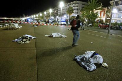 Cossos de diverses víctimes al passeig marítim de Niça.