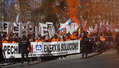 Trabajadores de Alcoa, se manifiestan en Madrid.