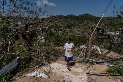 Una mujer de la comunidad San Isidro Gallinero en Acapulco (Guerrero) espera la ayuda humanitaria de la Marina de México, en noviembre de 2023.