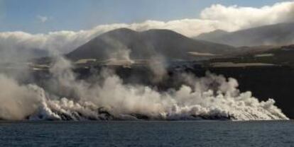 La lava llega al mar en La Palma, este jueves.