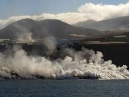 La lava llega al mar en La Palma, este jueves.