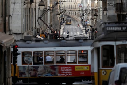 Ambiente de una calle lisboeta. Portugal prohibirá los grupos de más de 10 personas en todo el país y limitará los horarios comerciales y la venta de alcohol, además de imponer restricciones extra en los restaurantes y cafeterías próximos a las escuelas a partir del 15 de septiembre por la covid.