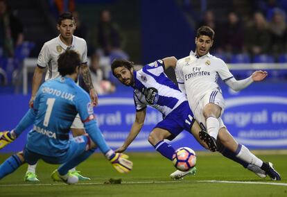 Marco Asensio (d), del Real Madrid, en un tiro a puerta.