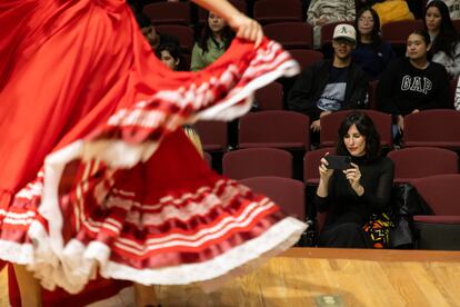 El grupo de danza folclórica de la preparatoria hace una presentación para  Magalí Etchebarne. 