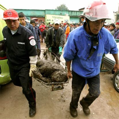 Los servicios de rescate de Guatemala evacuan un cadáver totalmente cubierto por el lodo. Más de 200 personas han muerto por el huracán en Centroamérica.