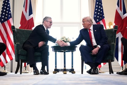 Starmer y Trump se dan la mano, este lunes en Turnberry.