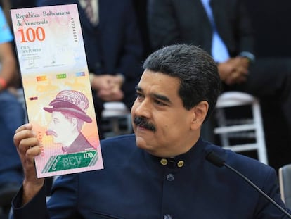 Maduro muestra un nuevo bolívar. 